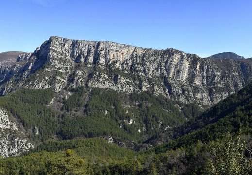 44 Nous nous attardons un peu pour contempler les falaises du Suy dans leur intégralité.