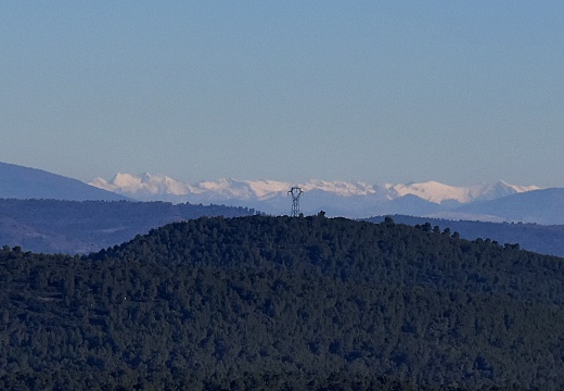05-Au fond, le massif des Écrins.